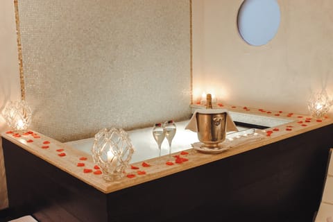 Couples treatment rooms, sauna, hot tub, steam room, Turkish bath