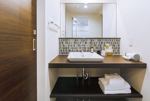 Superior Twin Room, Non Smoking | Bathroom | Free toiletries, hair dryer, slippers, bidet