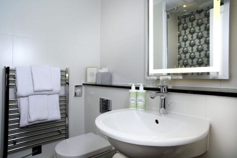 Executive Double Room, 1 King Bed, Ensuite | Bathroom | Shower, hair dryer, bathrobes, slippers