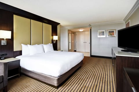 Suite, 1 King Bed | Premium bedding, pillowtop beds, in-room safe, desk
