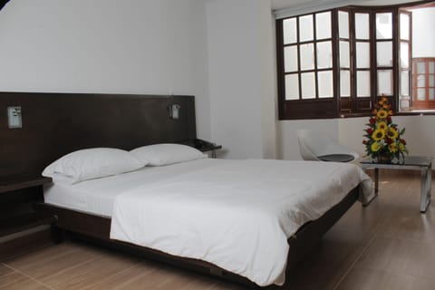 Standard Single Room | Minibar, desk, iron/ironing board, free WiFi