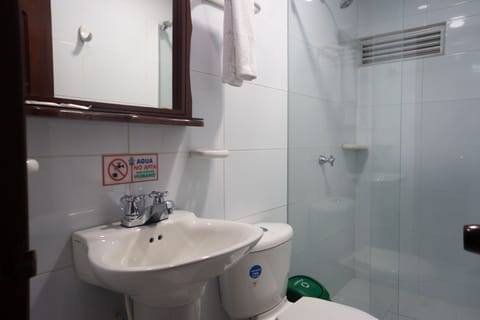 Standard Triple Room | Bathroom | Shower, free toiletries, towels