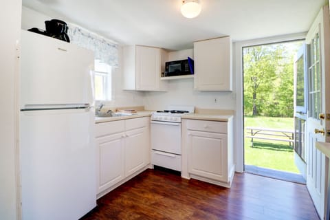 Cottage 8 | Private kitchen | Microwave, coffee/tea maker, toaster, cookware/dishes/utensils