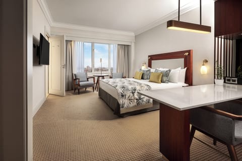 Executive King Room | Hypo-allergenic bedding, minibar, in-room safe, desk