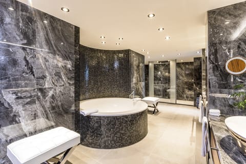 Presidential Suite | Bathroom | Separate tub and shower, deep soaking tub, rainfall showerhead