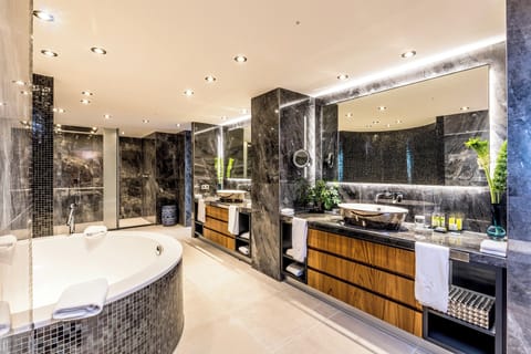 Presidential Suite | Bathroom | Separate tub and shower, deep soaking tub, rainfall showerhead