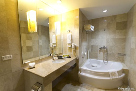 Crown Regency Suite (2-bedroom) | Bathroom | Free toiletries, hair dryer, towels, soap