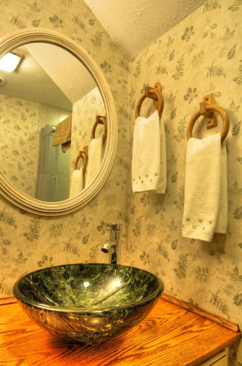 Suite, Private Bathroom (Grand Suite) | Bathroom | Shower, free toiletries, hair dryer, towels