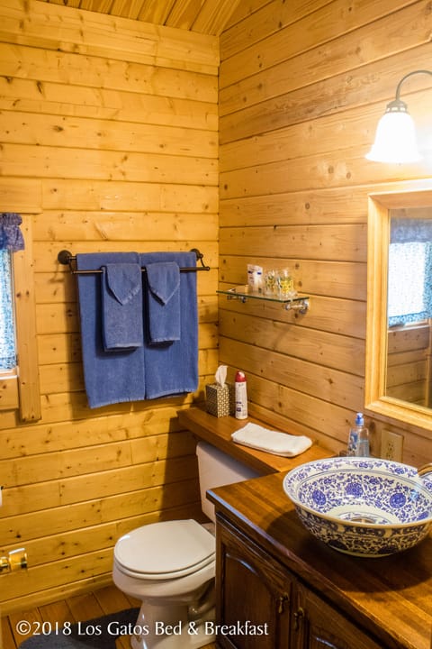 Cabin, Valley View | Bathroom | Shower, free toiletries, hair dryer, towels