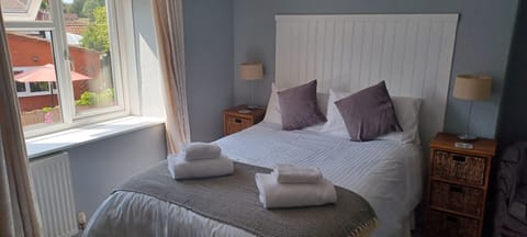 Standard Double Room, Ensuite (Room 5) | Blackout drapes, iron/ironing board, free WiFi, bed sheets