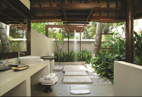 Room, Garden View | Bathroom | Shower, rainfall showerhead, designer toiletries, hair dryer