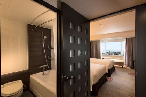 Twin Deluxe Suite | Bathroom | Combined shower/tub, free toiletries, hair dryer, slippers