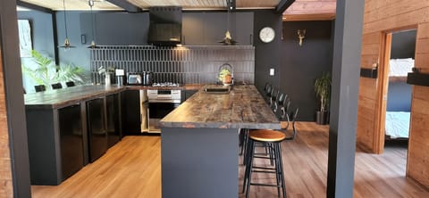 Deluxe Chalet | Private kitchen | Oven, stovetop, electric kettle, toaster