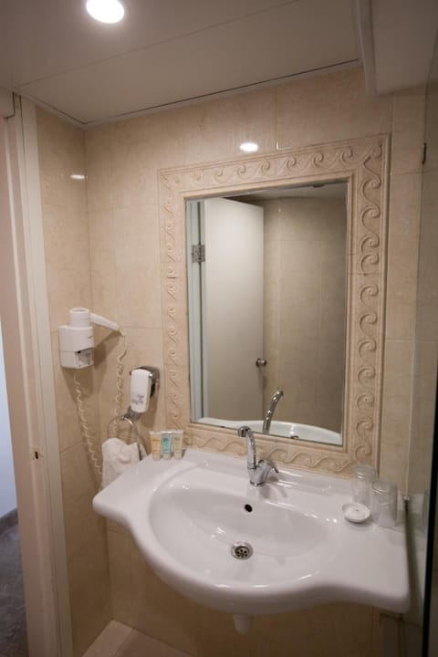 Combined shower/tub, free toiletries, hair dryer, towels