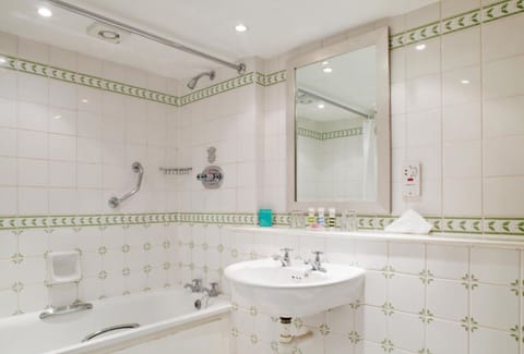 Bathroom | Combined shower/tub, free toiletries, hair dryer, towels