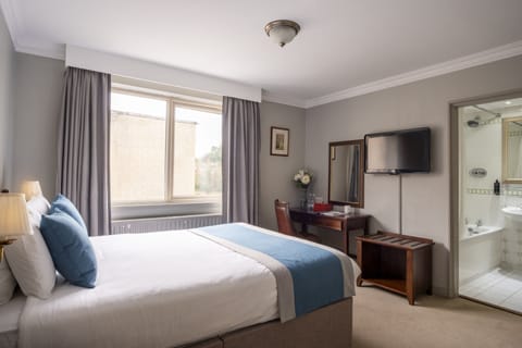 Classic Double Room | Desk, blackout drapes, iron/ironing board, free WiFi