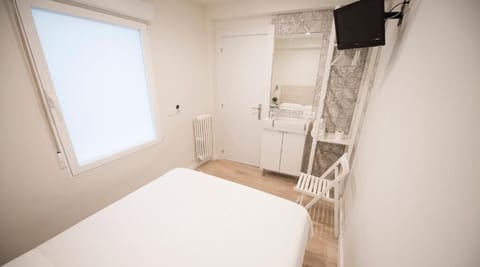 Single Room, Shared Bathroom | Blackout drapes, free WiFi, bed sheets