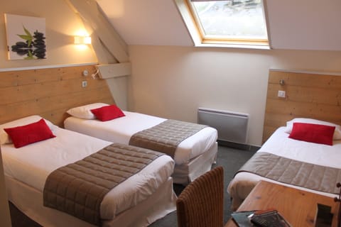 Standard Triple Room | Desk, free WiFi