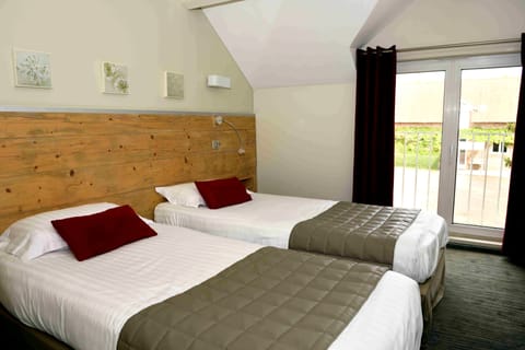 Standard Twin Room | Desk, free WiFi