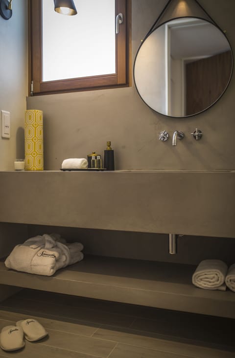 Deluxe Suite | Bathroom | Shower, rainfall showerhead, free toiletries, hair dryer