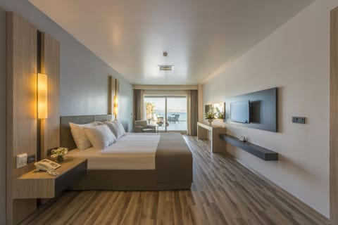 Suite Ocean | Minibar, in-room safe, desk, iron/ironing board