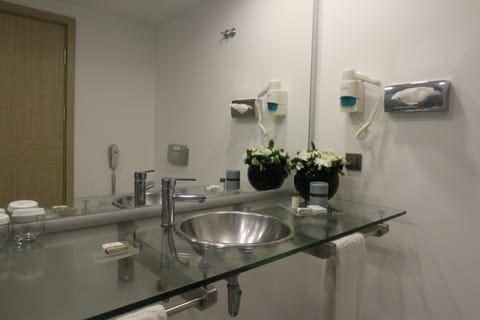 Deluxe Room (Land View) | Bathroom sink