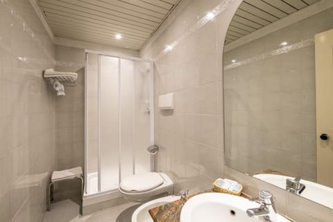 Standard Double Room, Annex Building | Bathroom | Combined shower/tub, free toiletries, hair dryer, bidet