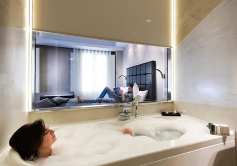 Suite | Jetted tub