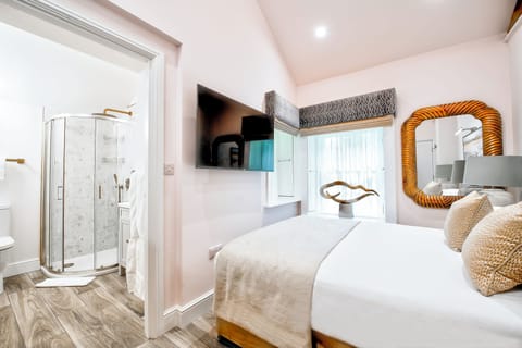 Toll Bar Luxury Villa | Premium bedding, iron/ironing board, free WiFi, bed sheets