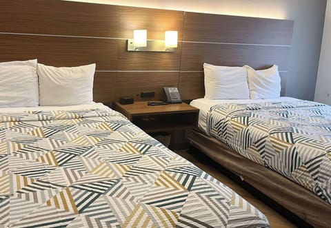 Premium bedding, desk, iron/ironing board, WiFi (free)