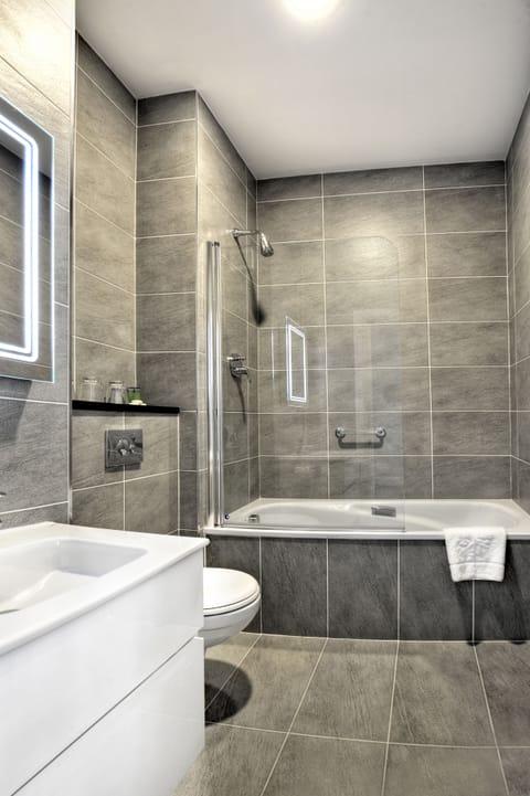 Classic Double / Single Room | Bathroom | Combined shower/tub, free toiletries, hair dryer, towels