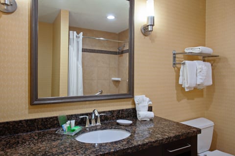 Combined shower/tub, hair dryer, towels