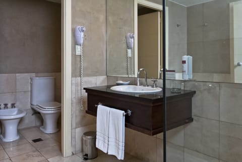 Premier Suite | Bathroom | Combined shower/tub, free toiletries, hair dryer, bidet