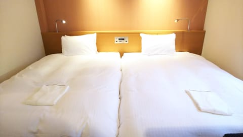 Hollywood Twin Room, Non Smoking | Desk, blackout drapes, free WiFi, bed sheets