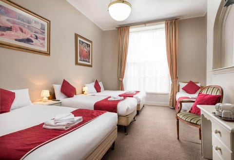 Family Room | Desk, iron/ironing board, free WiFi