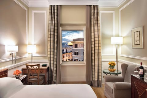 Deluxe Room, 1 King Bed (High Floor) | Down comforters, minibar, in-room safe, desk