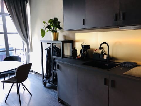 Deluxe Studio | Private kitchenette | Coffee/tea maker, electric kettle