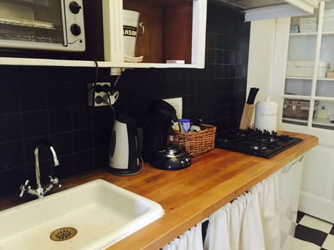 Basic Apartment | Private kitchen | Coffee/tea maker, electric kettle