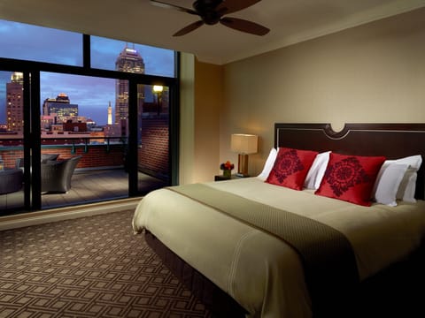 Premier Room, 1 King Bed, City View | Premium bedding, in-room safe, desk, iron/ironing board