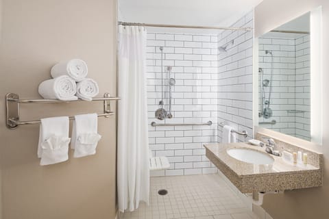 Combined shower/tub, free toiletries, hair dryer, towels