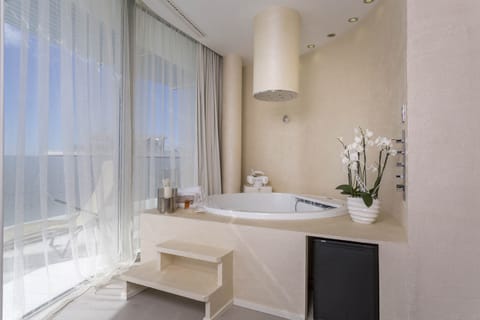 Penthouse, 2 Bedrooms | Bathroom | Combined shower/tub, free toiletries, hair dryer, slippers