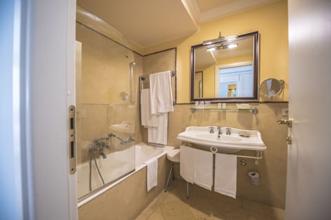 Combined shower/tub, free toiletries, hair dryer, bidet