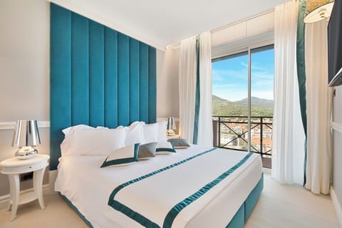 Junior Suite, Balcony, City View | Down comforters, minibar, in-room safe, desk