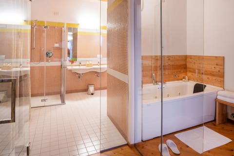 Suite, Hot Tub | Bathroom | Free toiletries, hair dryer, bidet, towels