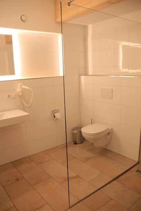 Deluxe Quadruple Room | Bathroom | Shower, free toiletries, hair dryer, towels