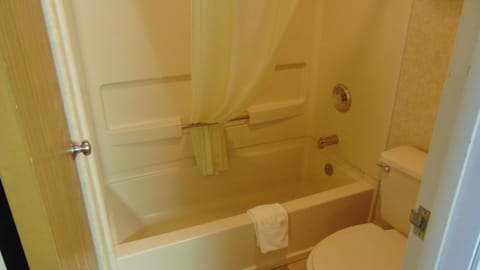 Standard Room, 1 King Bed, Non Smoking, Refrigerator & Microwave | Bathroom | Combined shower/tub, free toiletries, hair dryer, towels