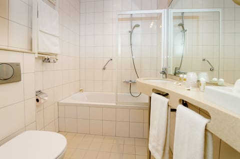 Comfort Twin Room, Bathtub | Bathroom | Free toiletries, hair dryer, towels