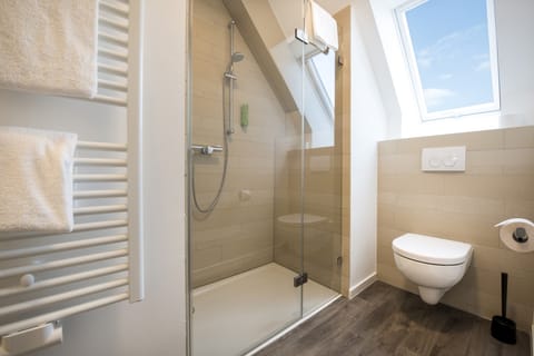 Calm Single Room, Courtyard View  | Bathroom | Shower, free toiletries, hair dryer, towels