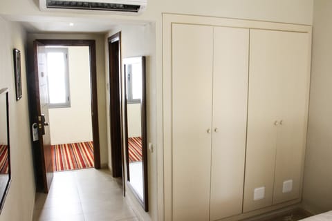 Single Room | In-room safe, desk, blackout drapes, soundproofing