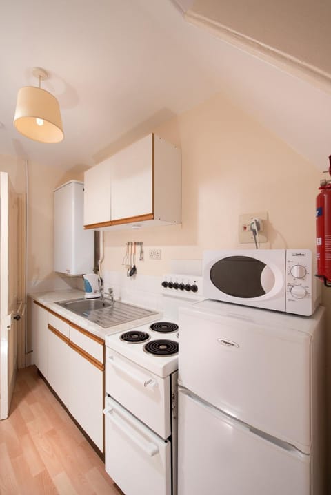 Microwave, cookware/dishes/utensils